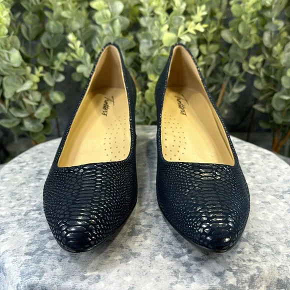 Trotters Black Textured Leather Block Heel Pumps - Picture 2 of 9